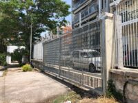 Πόρτα Συρόμενη με Βιομηχανική Σχάρα & Επίπεδη Κονσερτίνα - Θωμα΄ς Κώστας